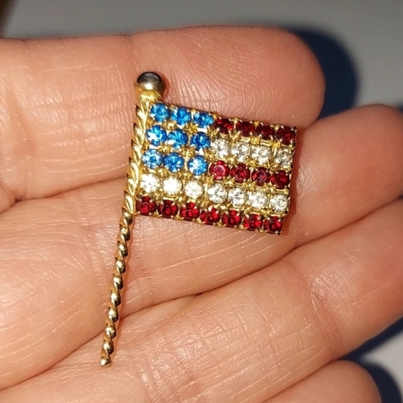 Austrian Crystal US Flag Brooch Pin Goldtone 1" Free Gift Bag - Picture 1 of 6